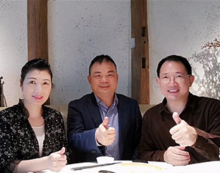 標(biāo)王機(jī)房監(jiān)控薛東山與單仁資訊集團(tuán)單仁博士、賈鹛院長(zhǎng)合照